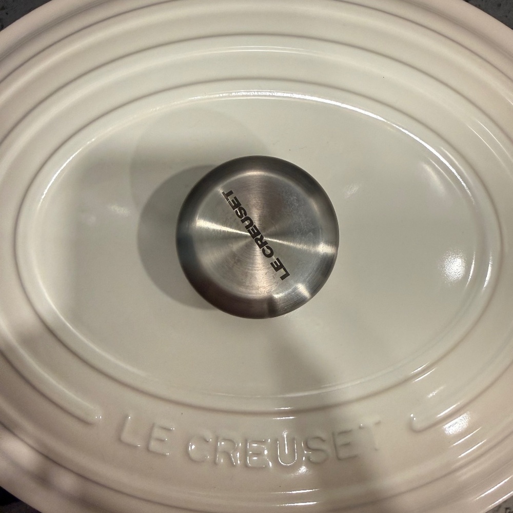 Le Creuset 8 Qt Oval Dutch Oven Cream Enameled Cast Iron w/ Stainless Knob - Picture 4 of 5